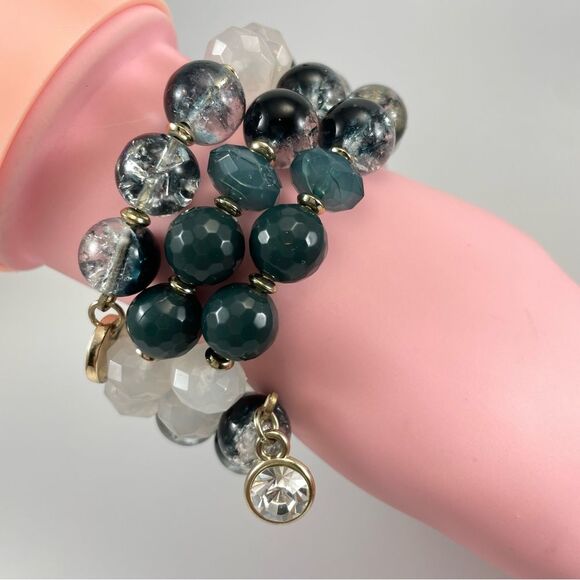 Beautiful Unsigned Chico’s Gold Tone Green White Glass Acrylic Beaded Bracelet - Picture 5 of 5